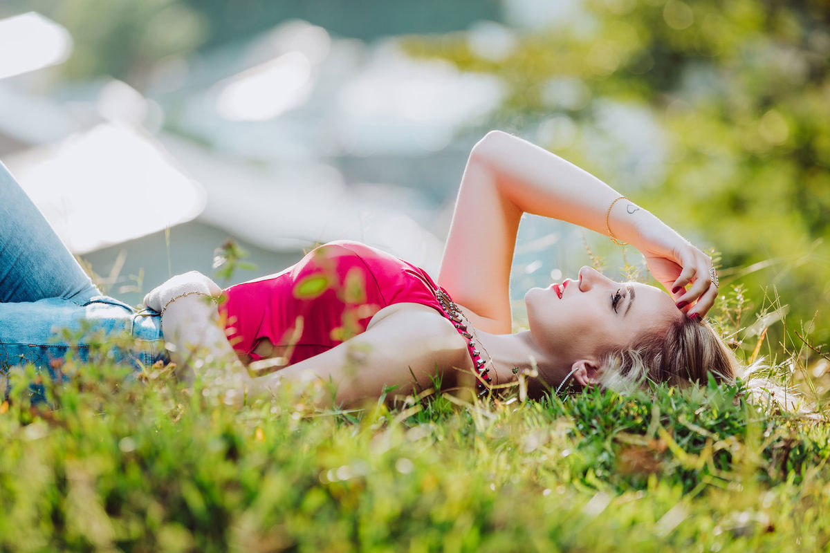 Ao sol. Ensaio Fotográfico Feminino Externo. Fotografia de Eduardo Pasqualini, fotógrafo de casamentos e ensaios em Rio do Sul, Santa Catarina.