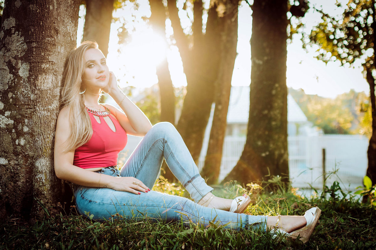 Final da tarde com sol. Ensaio Fotográfico Feminino Externo. Fotografia de Eduardo Pasqualini, fotógrafo de casamentos e ensaios em Rio do Sul, Santa Catarina.