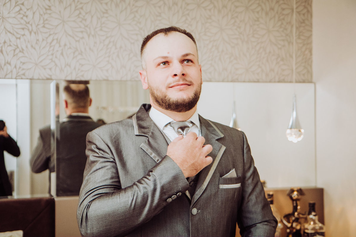Quase pronto. Casamento Tânia e Jorge. Casa Madrid Eventos, Igreja Matriz Catedral São João Batista. Fotografia de Eduardo Pasqualini, fotógrafo de casamentos e ensaios em Rio do Sul, Santa Catarina.