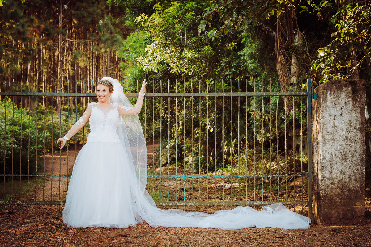 Noiva no portão. Casamento Tânia e Jorge. Casa Madrid Eventos, Igreja Matriz Catedral São João Batista. Fotografia de Eduardo Pasqualini, fotógrafo de casamentos e ensaios em Rio do Sul, Santa Catarina.