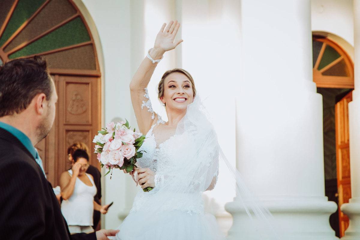 Tchau noiva. Casamento Tânia e Jorge. Casa Madrid Eventos, Igreja Matriz Catedral São João Batista. Fotografia de Eduardo Pasqualini, fotógrafo de casamentos e ensaios em Rio do Sul, Santa Catarina.