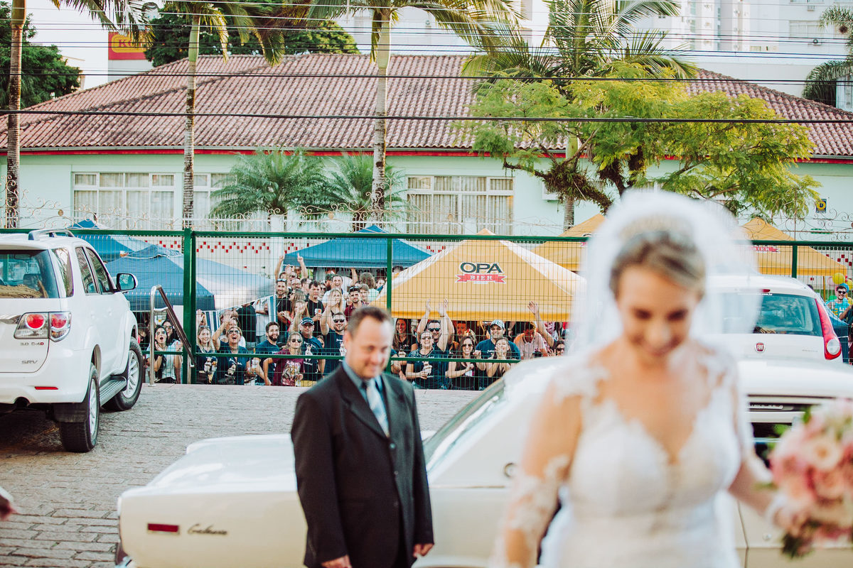 Valeu noiva. Casamento Tânia e Jorge. Casa Madrid Eventos, Igreja Matriz Catedral São João Batista. Fotografia de Eduardo Pasqualini, fotógrafo de casamentos e ensaios em Rio do Sul, Santa Catarina.