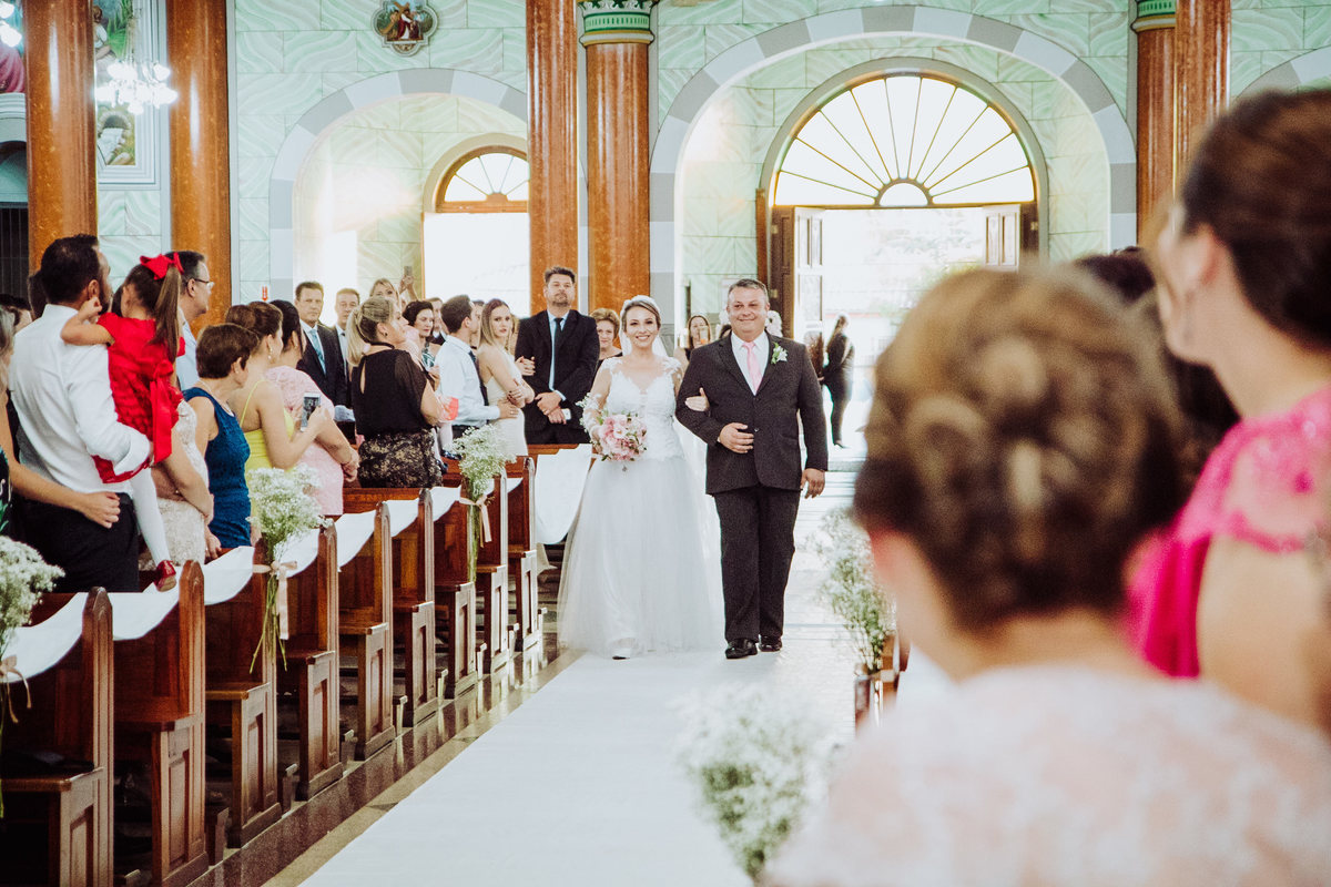 Noiva entrando. Casamento Tânia e Jorge. Casa Madrid Eventos, Igreja Matriz Catedral São João Batista. Fotografia de Eduardo Pasqualini, fotógrafo de casamentos e ensaios em Rio do Sul, Santa Catarina.