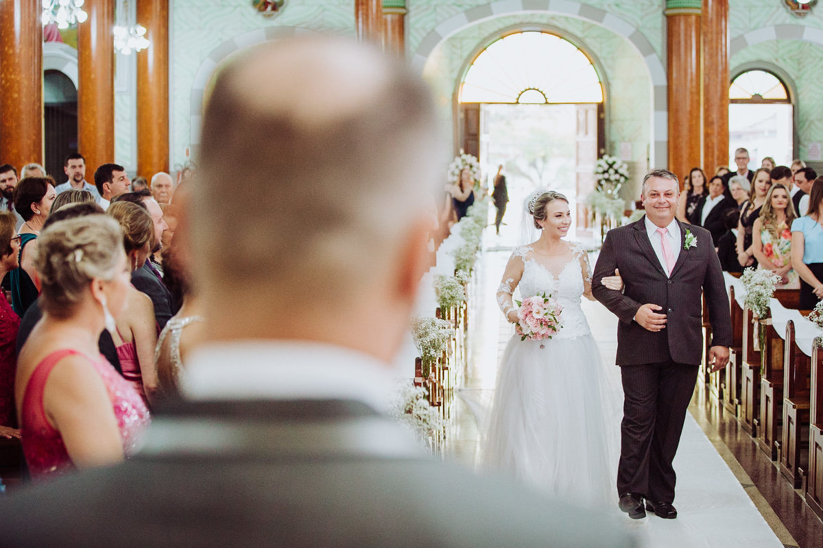 Noivo esperando a noiva. Casamento Tânia e Jorge. Casa Madrid Eventos, Igreja Matriz Catedral São João Batista. Fotografia de Eduardo Pasqualini, fotógrafo de casamentos e ensaios em Rio do Sul, Santa Catarina.