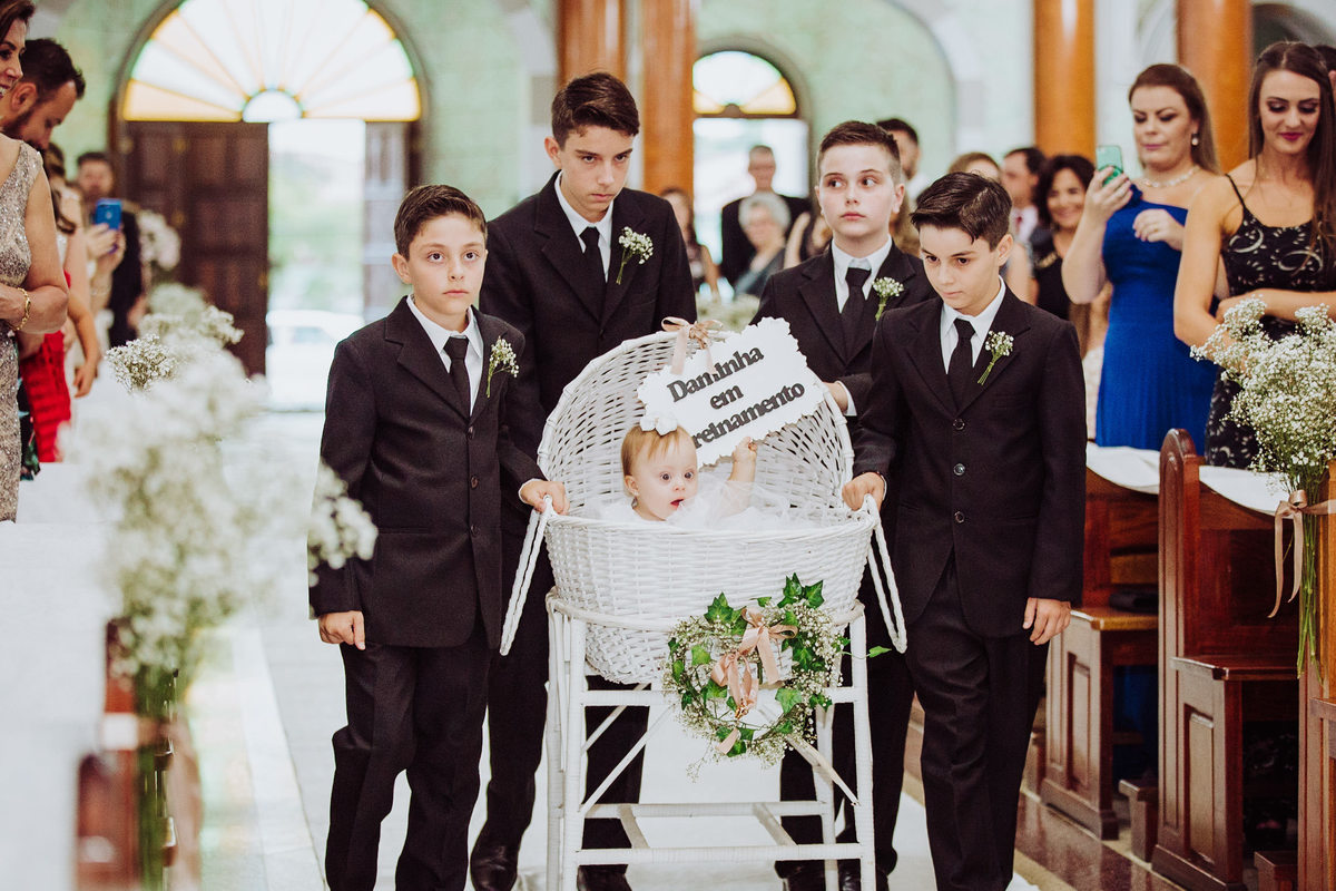 Daminha de honra no carrinho. Casamento Tânia e Jorge. Casa Madrid Eventos, Igreja Matriz Catedral São João Batista. Fotografia de Eduardo Pasqualini, fotógrafo de casamentos e ensaios em Rio do Sul, Santa Catarina.
