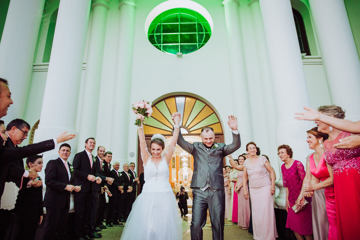 Viva os noivos. Casamento Tânia e Jorge. Casa Madrid Eventos, Igreja Matriz Catedral São João Batista. Fotografia de Eduardo Pasqualini, fotógrafo de casamentos e ensaios em Rio do Sul, Santa Catarina.