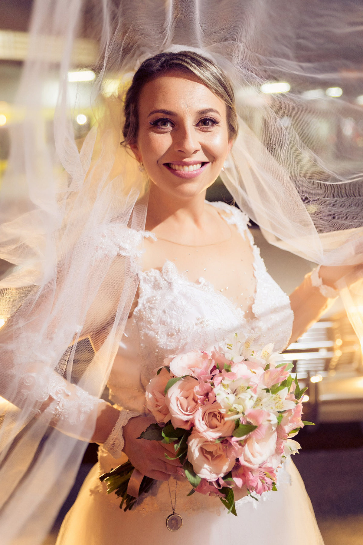 Noiva com seu véu. Casamento Tânia e Jorge. Casa Madrid Eventos, Igreja Matriz Catedral São João Batista. Fotografia de Eduardo Pasqualini, fotógrafo de casamentos e ensaios em Rio do Sul, Santa Catarina.