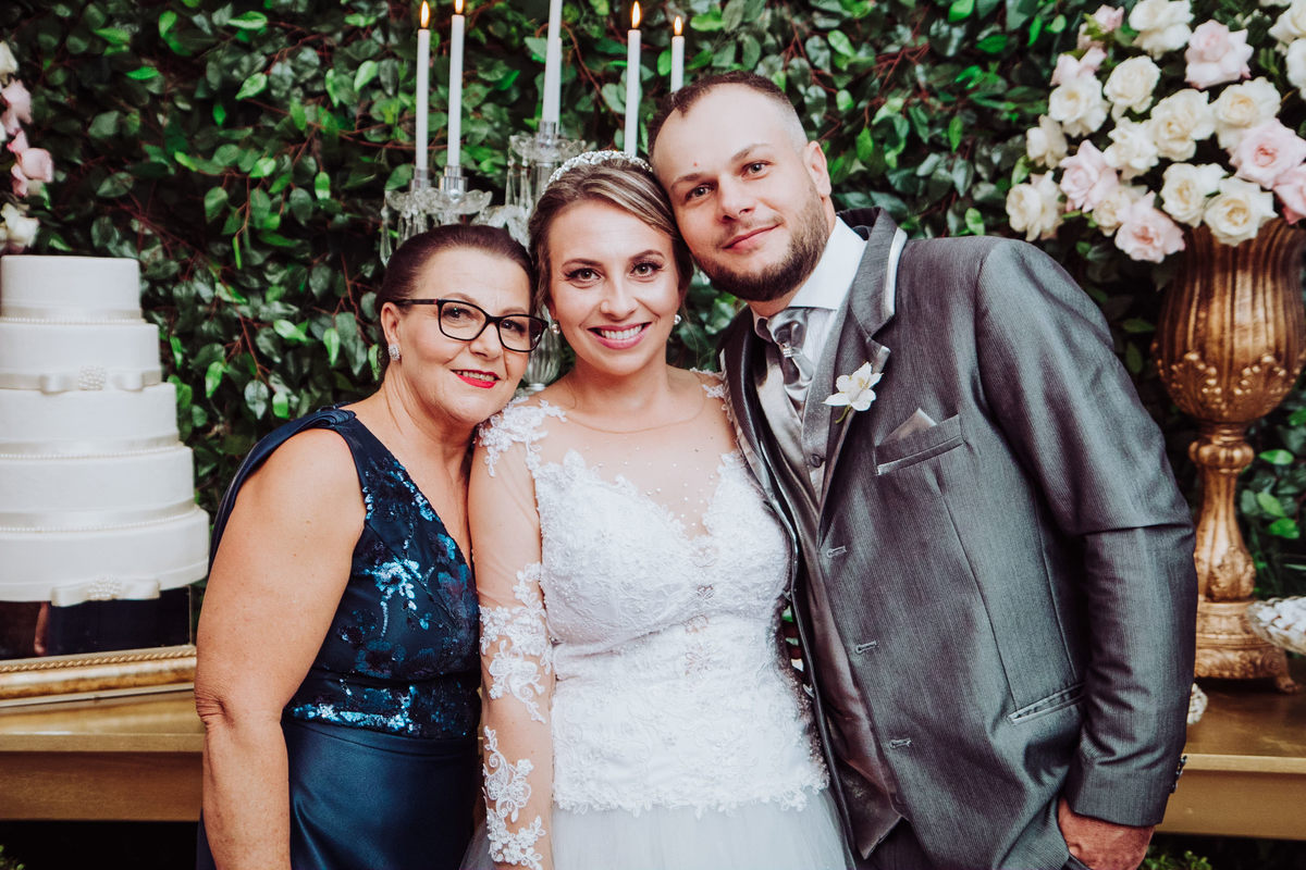 Mãe do noivo. Casamento Tânia e Jorge. Casa Madrid Eventos, Igreja Matriz Catedral São João Batista. Fotografia de Eduardo Pasqualini, fotógrafo de casamentos e ensaios em Rio do Sul, Santa Catarina.
