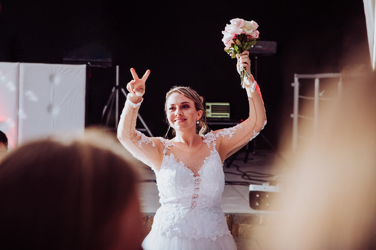 Dois por favor. Casamento Tânia e Jorge. Casa Madrid Eventos, Igreja Matriz Catedral São João Batista. Fotografia de Eduardo Pasqualini, fotógrafo de casamentos e ensaios em Rio do Sul, Santa Catarina.