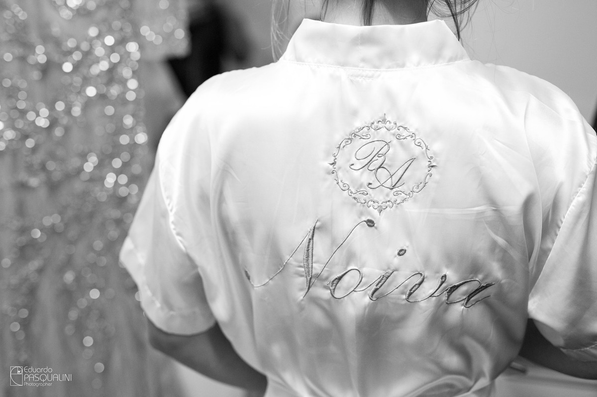 Roupão da noiva. Fotografia de Eduardo Pasqualini, fotógrafo de casamentos e ensaios em Rio do Sul, Santa Catarina.