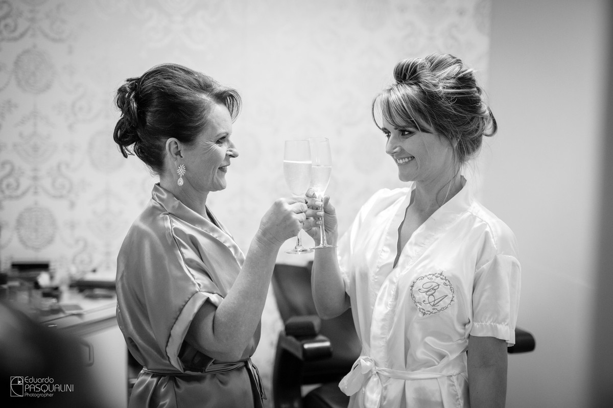 Mãe e noiva brindando o dia do casamento. Fotografia de Eduardo Pasqualini, fotógrafo de casamentos e ensaios em Rio do Sul, Santa Catarina.