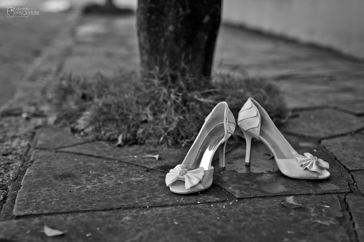 Sapatos da noiva. Fotografia de Eduardo Pasqualini, fotógrafo de casamentos e ensaios em Rio do Sul, Santa Catarina.