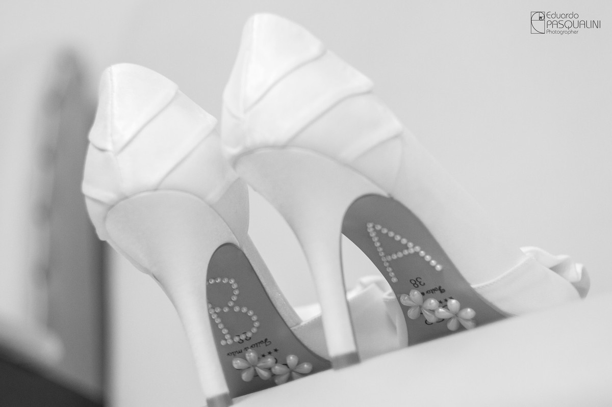 Iniciais dos nomes do casal em baixo do sapato da noiva. Fotografia de Eduardo Pasqualini, fotógrafo de casamentos e ensaios em Rio do Sul, Santa Catarina.