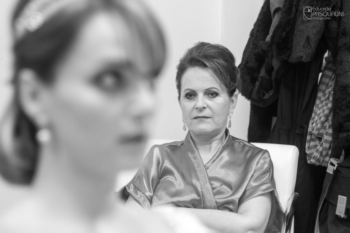 Mão da noiva observando o making. Fotografia de Eduardo Pasqualini, fotógrafo de casamentos e ensaios em Rio do Sul, Santa Catarina.