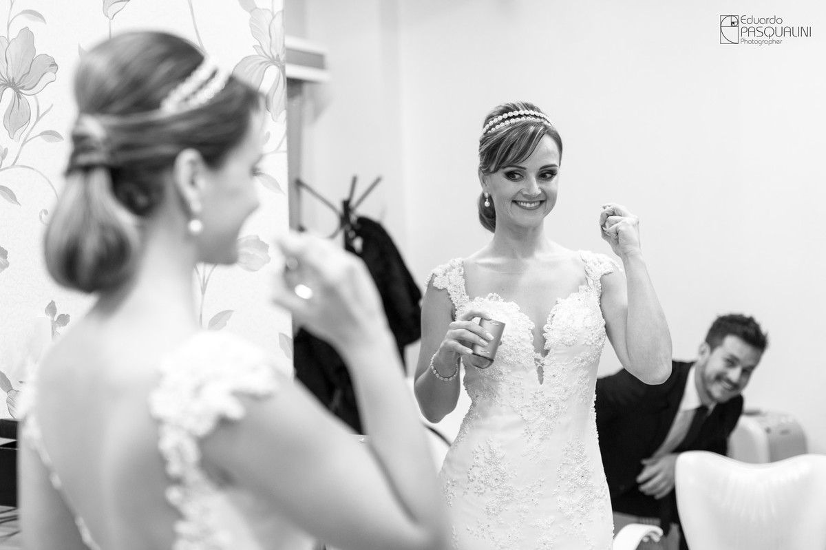 Passando perfume, noiva e seu irmão. Fotografia de Eduardo Pasqualini, fotógrafo de casamentos e ensaios em Rio do Sul, Santa Catarina.