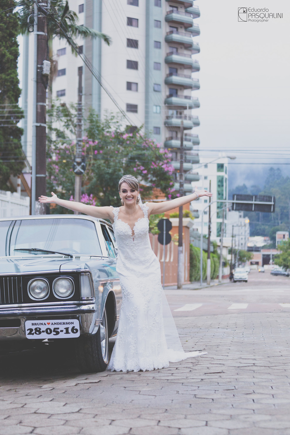Bruna finalmente pronta para o casamento, ao lado do carro antigo. Fotografia de Eduardo Pasqualini, fotógrafo de casamentos e ensaios em Rio do Sul, Santa Catarina.
