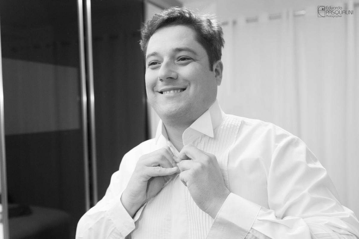 Noivo Anderson prendendo os botões. Fotografia de Eduardo Pasqualini, fotógrafo de casamentos e ensaios em Rio do Sul, Santa Catarina.