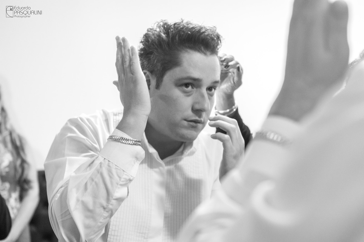 Arrumando o cabelo, noivo no dia do casamento. Fotografia de Eduardo Pasqualini, fotógrafo de casamentos e ensaios em Rio do Sul, Santa Catarina.