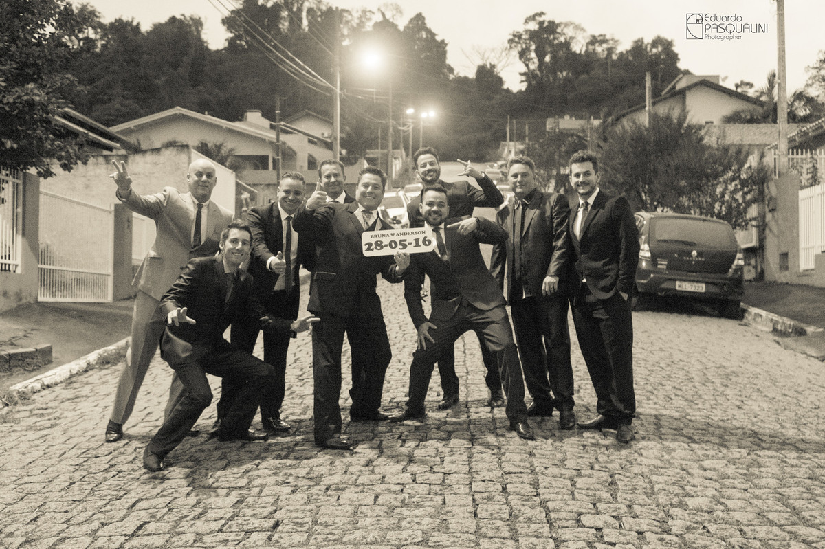 Padrinhos e noivos indo para a igreja. Fotografia de Eduardo Pasqualini, fotógrafo de casamentos e ensaios em Rio do Sul, Santa Catarina.