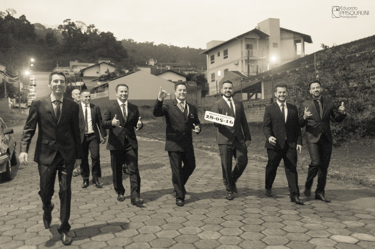 Caminhando para a igreja, noivo e padrinhos. Fotografia de Eduardo Pasqualini, fotógrafo de casamentos e ensaios em Rio do Sul, Santa Catarina.