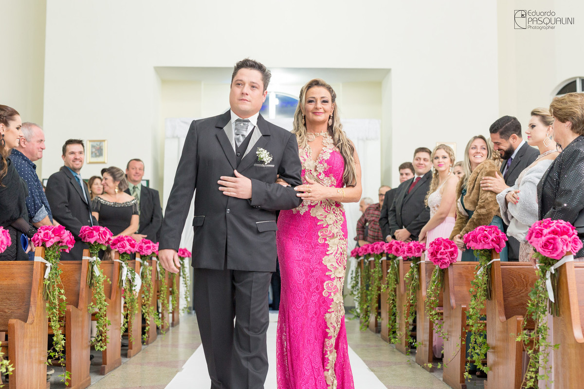 Anderson, noivo com sua mãe entrando na igreja. Fotografia de Eduardo Pasqualini, fotógrafo de casamentos e ensaios em Rio do Sul, Santa Catarina.