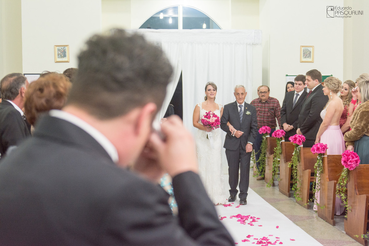 Chorando, noivo vê Bruna entrando na igreja para casamento. Fotografia de Eduardo Pasqualini, fotógrafo de casamentos e ensaios em Rio do Sul, Santa Catarina.