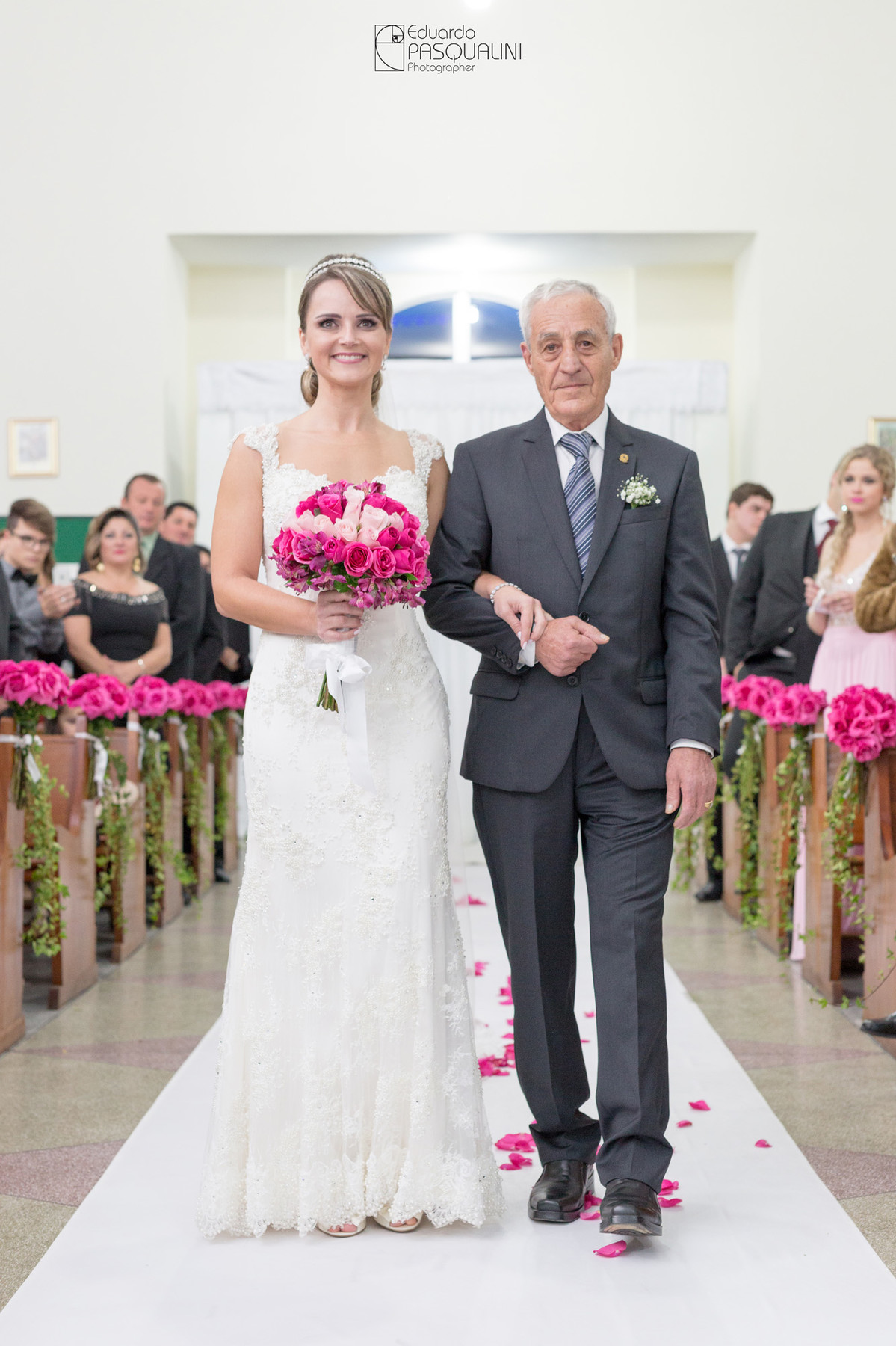 Entrando na igreja, noiva Bruna com seu avô. Fotografia de Eduardo Pasqualini, fotógrafo de casamentos e ensaios em Rio do Sul, Santa Catarina.