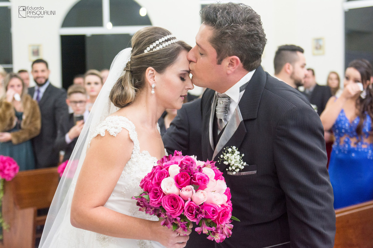 Noivo beijando noiva Bruna na testa. Fotografia de Eduardo Pasqualini, fotógrafo de casamentos e ensaios em Rio do Sul, Santa Catarina.