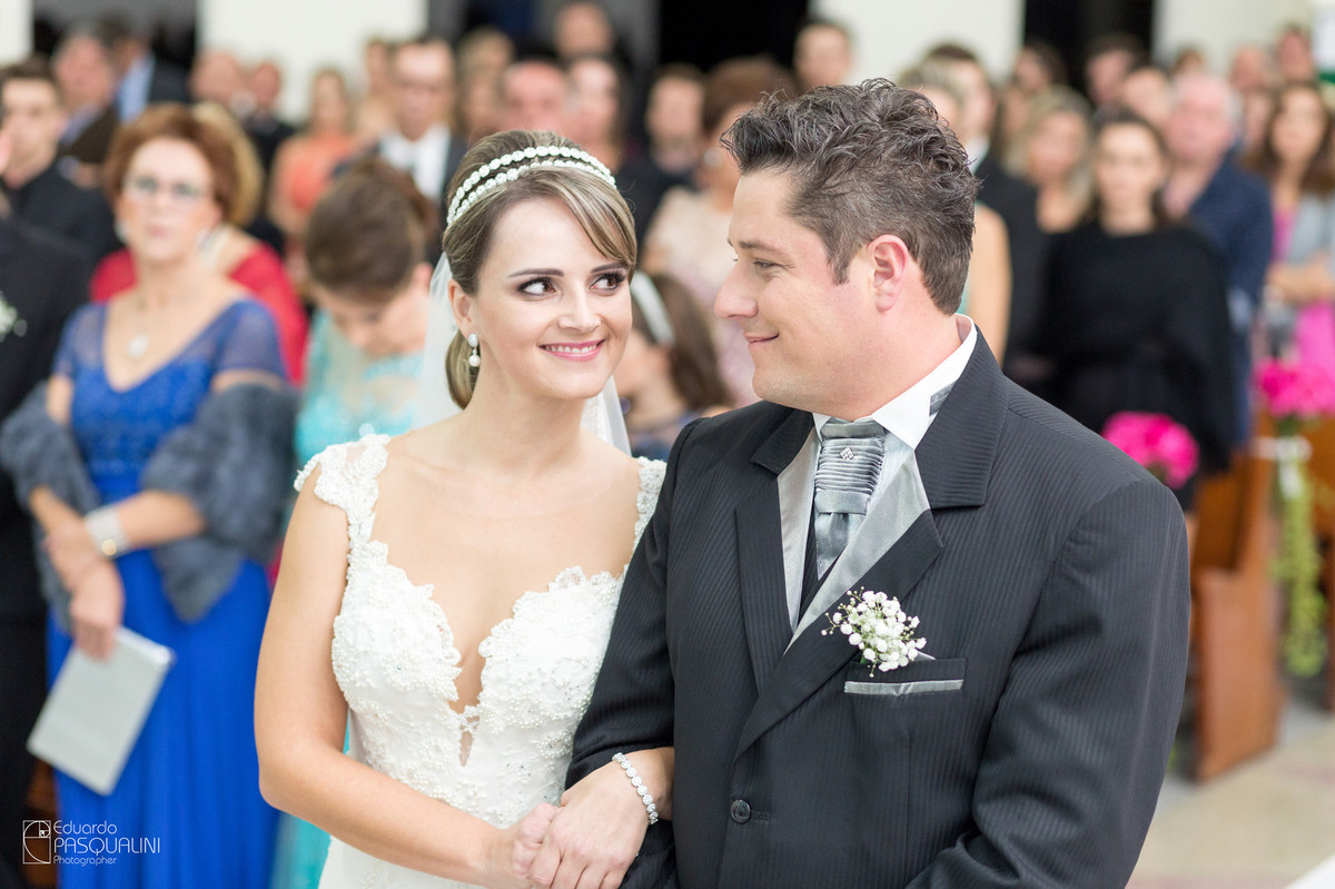 Juntos no altar, noivos trocam olhares e sorrisos. Fotografia de Eduardo Pasqualini, fotógrafo de casamentos e ensaios em Rio do Sul, Santa Catarina.
