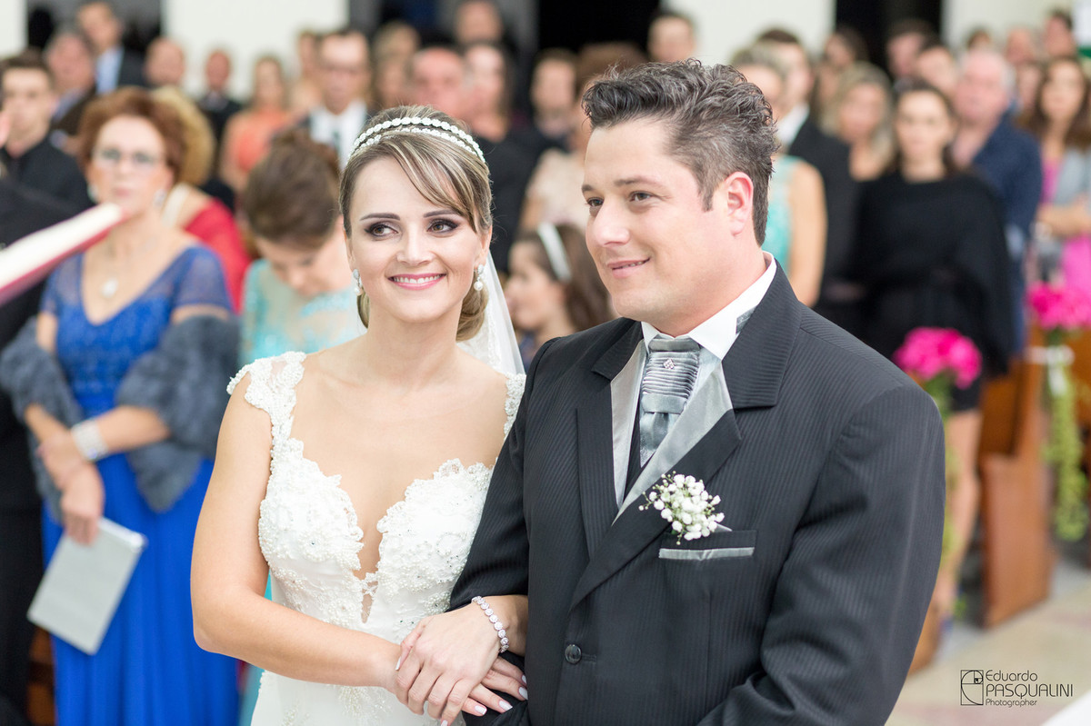 Feliz casal durante casamento católico. Fotografia de Eduardo Pasqualini, fotógrafo de casamentos e ensaios em Rio do Sul, Santa Catarina.