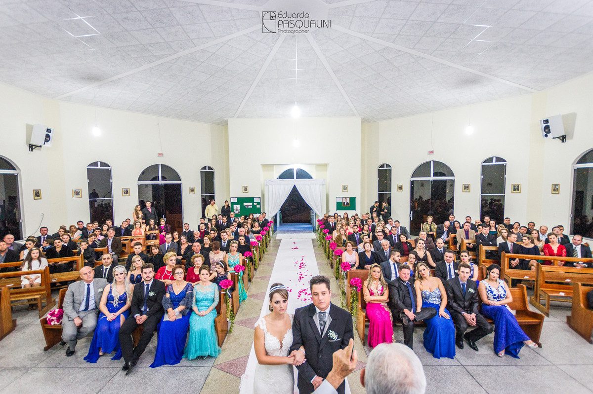 Cheia de convidados, igreja católica no casamento de Bruna e Anderson. Fotografia de Eduardo Pasqualini, fotógrafo de casamentos e ensaios em Rio do Sul, Santa Catarina.
