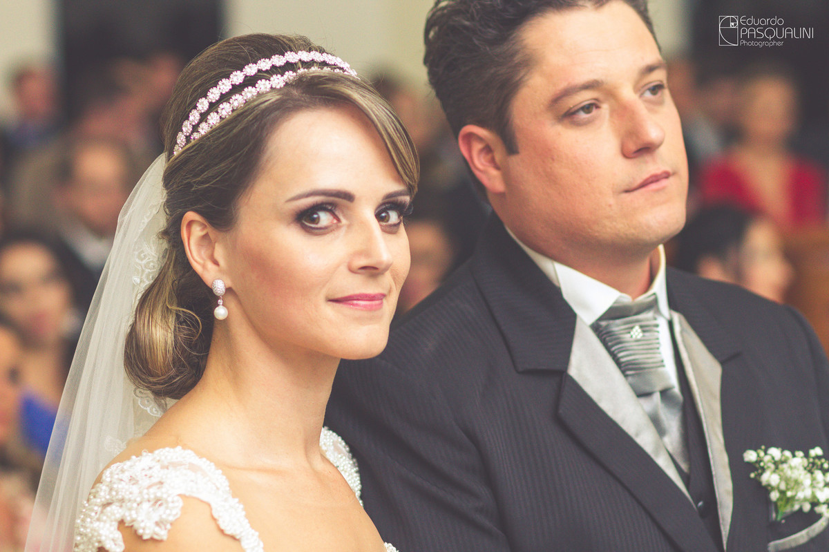 A olhadinha da noiva para a câmera. Fotografia de Eduardo Pasqualini, fotógrafo de casamentos e ensaios em Rio do Sul, Santa Catarina.