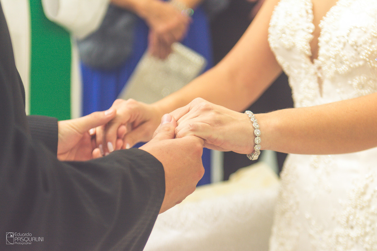De mãos dadas, noivos durante casamento. Fotografia de Eduardo Pasqualini, fotógrafo de casamentos e ensaios em Rio do Sul, Santa Catarina.