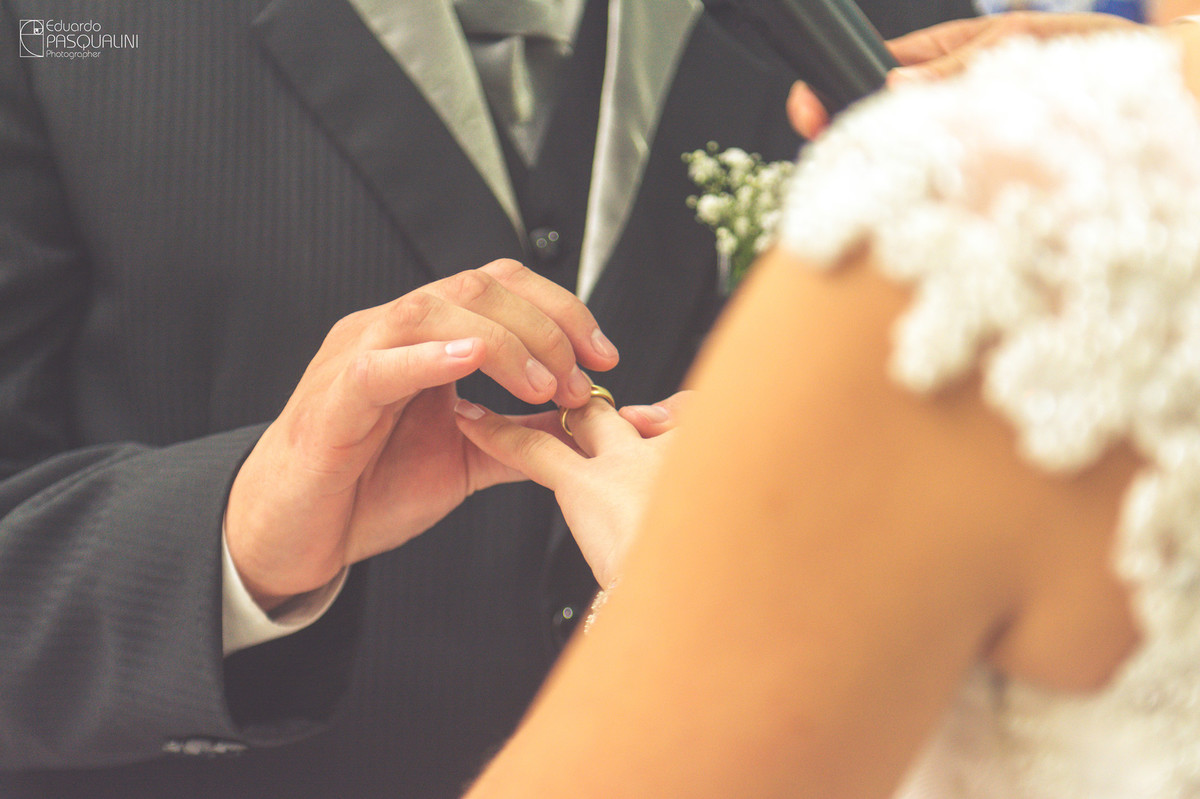Noivo colocando aliança no dedo da noiva. Fotografia de Eduardo Pasqualini, fotógrafo de casamentos e ensaios em Rio do Sul, Santa Catarina.