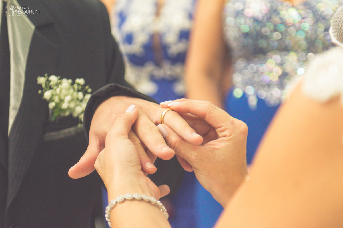 Noiva colocando aliança no dedo do noivo. Fotografia de Eduardo Pasqualini, fotógrafo de casamentos e ensaios em Rio do Sul, Santa Catarina.