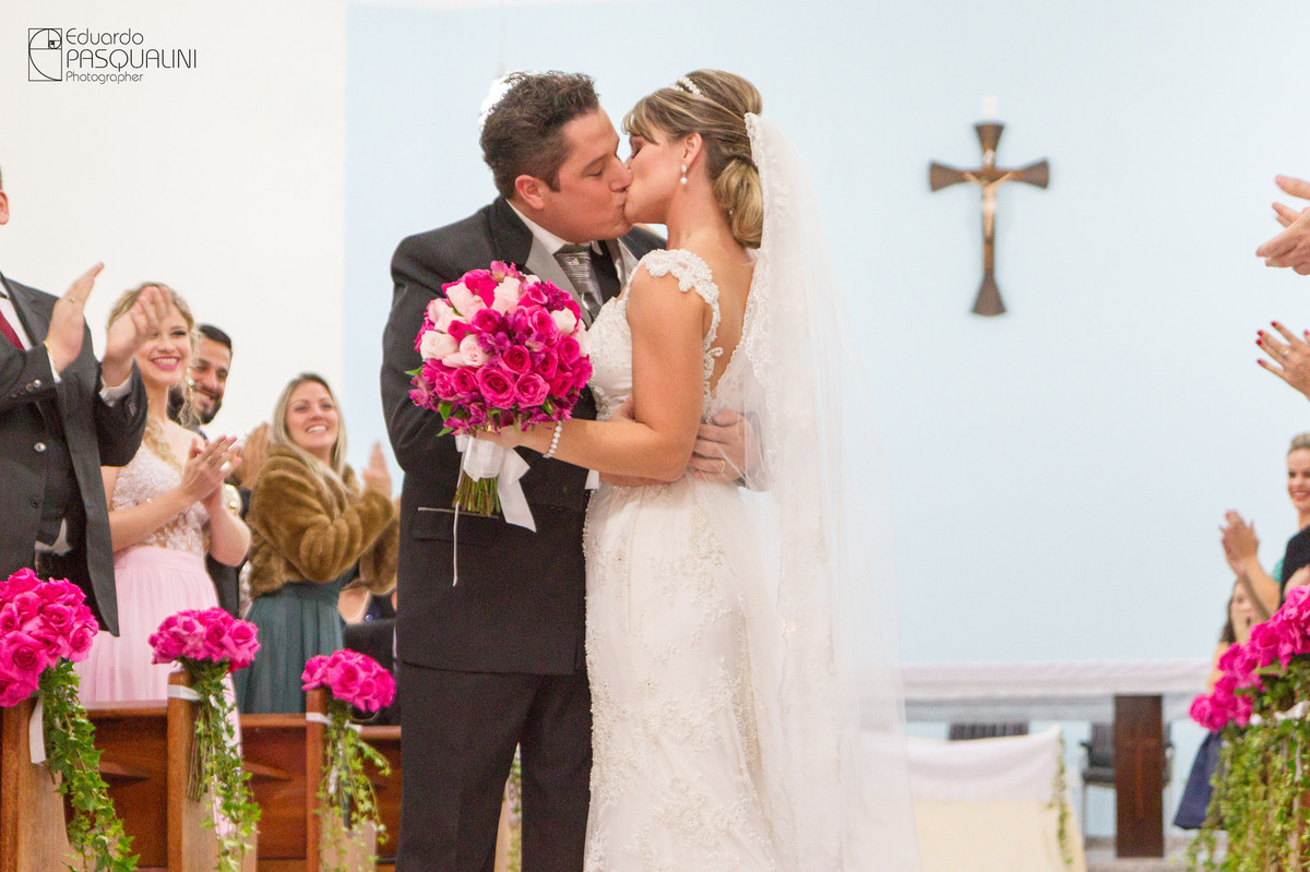 O beijo do casal recém casados. Fotografia de Eduardo Pasqualini, fotógrafo de casamentos e ensaios em Rio do Sul, Santa Catarina.