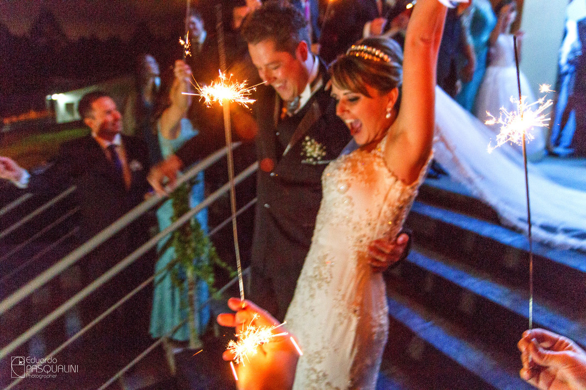 Fogos para comemorar o casamento da Bruna e do Anderson. Faíscas. Fotografia de Eduardo Pasqualini, fotógrafo de casamentos e ensaios em Rio do Sul, Santa Catarina.