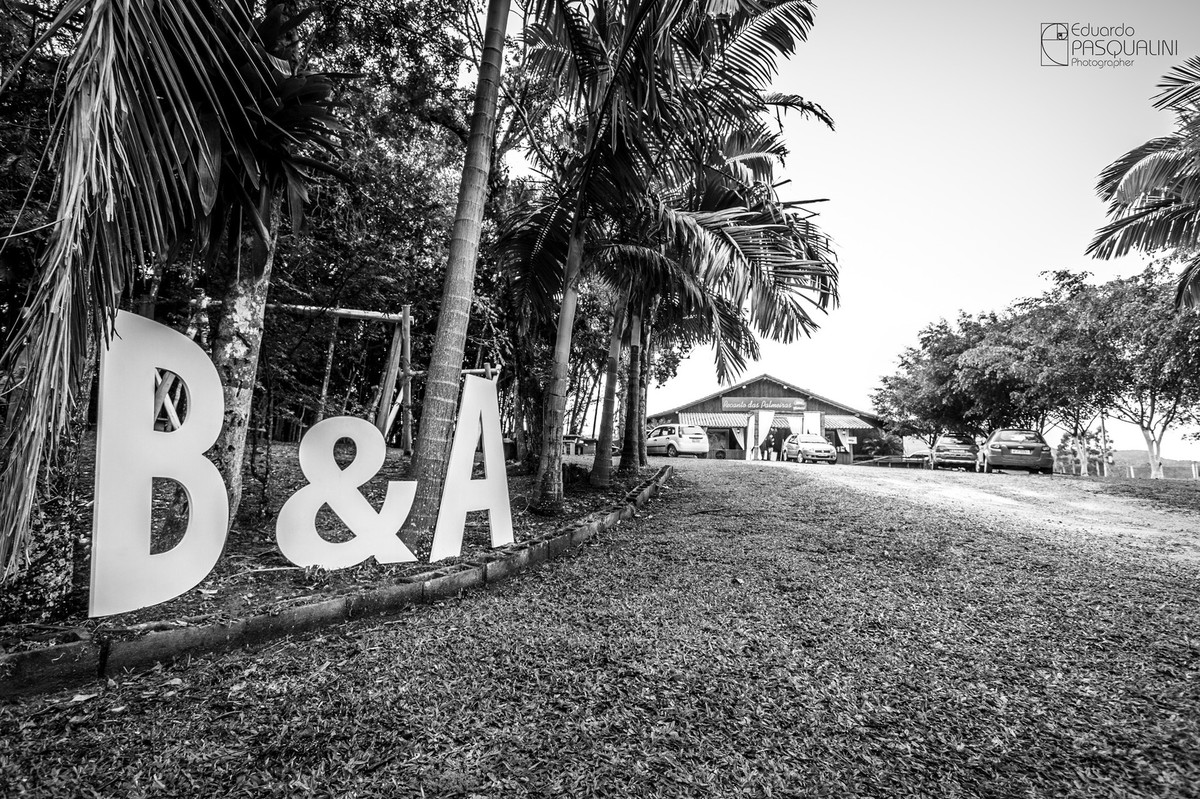 Iniciais gigantes do casal Bruna e Anderson. Fotografia de Eduardo Pasqualini, fotógrafo de casamentos e ensaios em Rio do Sul, Santa Catarina.