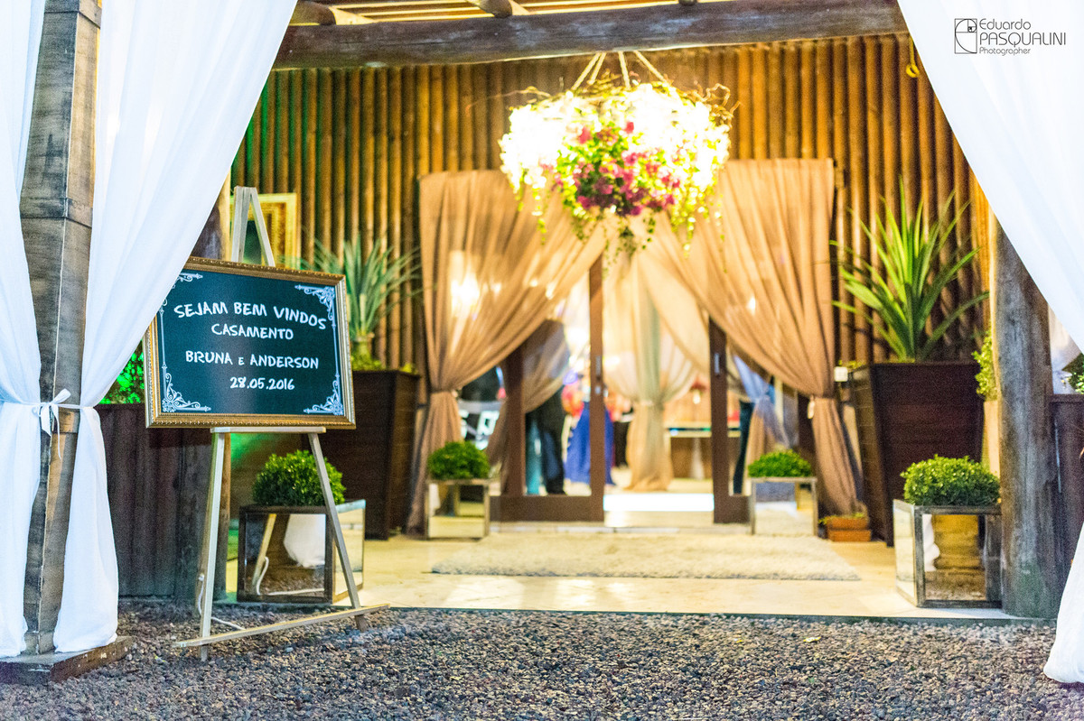 Entrada da festa de casamento de Bruna e Anderson. Fotografia de Eduardo Pasqualini, fotógrafo de casamentos e ensaios em Rio do Sul, Santa Catarina.
