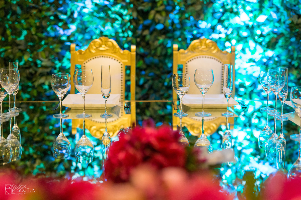 Cadeiras dos noivos. Fotografia de Eduardo Pasqualini, fotógrafo de casamentos e ensaios em Rio do Sul, Santa Catarina.