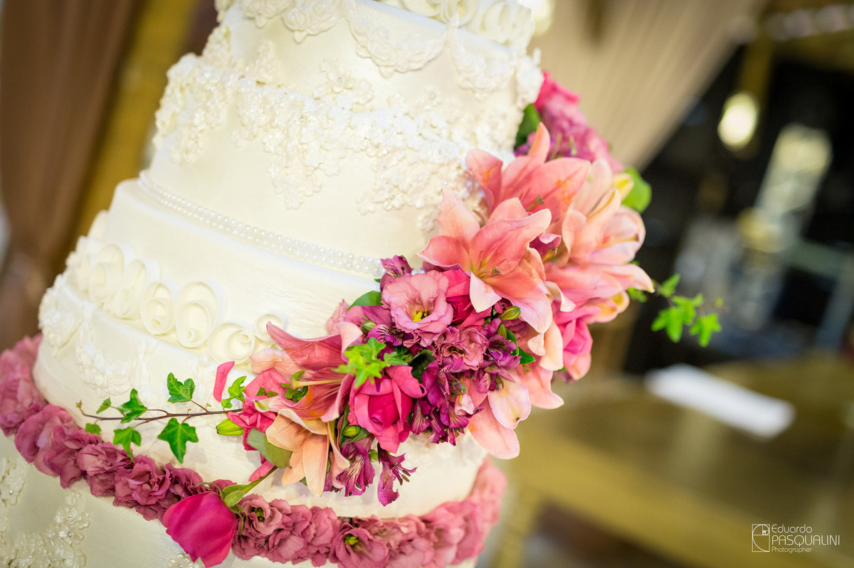 Flores no bolo dos noivos. Fotografia de Eduardo Pasqualini, fotógrafo de casamentos e ensaios em Rio do Sul, Santa Catarina.