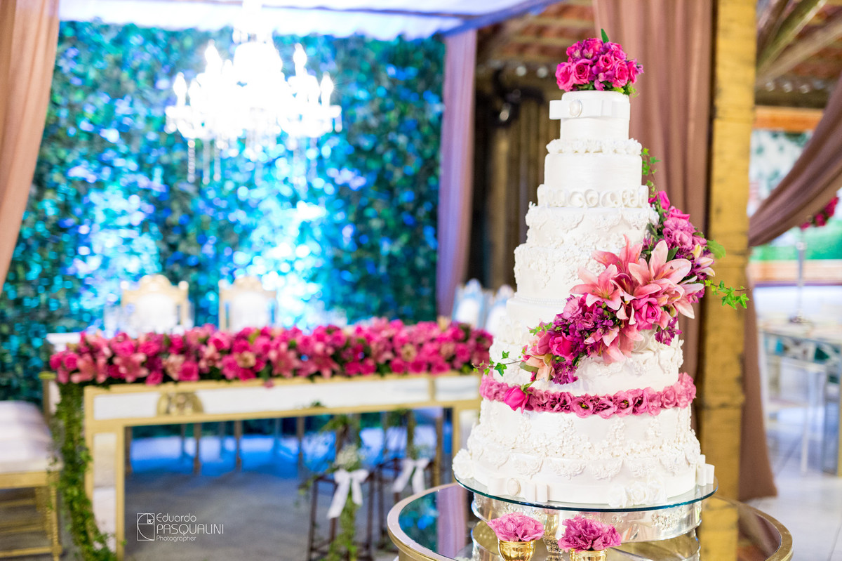 Grande bolo para casamento. Fotografia de Eduardo Pasqualini, fotógrafo de casamentos e ensaios em Rio do Sul, Santa Catarina.