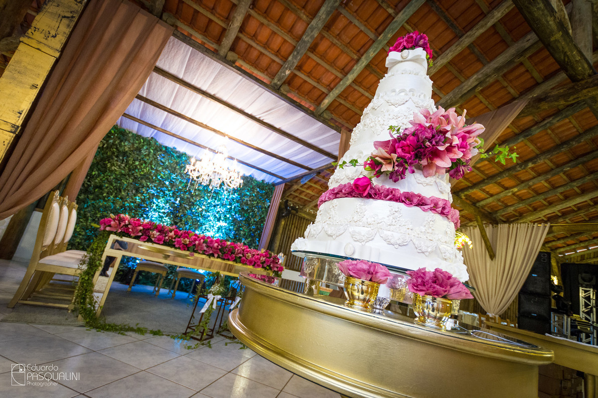 Lindo bolo gigante de casamento. Fotografia de Eduardo Pasqualini, fotógrafo de casamentos e ensaios em Rio do Sul, Santa Catarina.