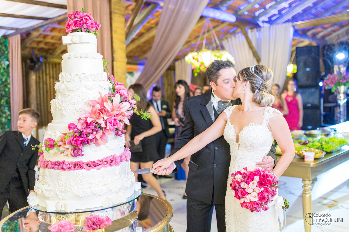 Corte do bolo em casamento. Fotografia de Eduardo Pasqualini, fotógrafo de casamentos e ensaios em Rio do Sul, Santa Catarina.