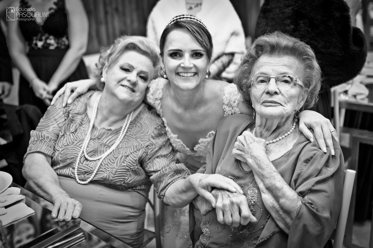 Noiva e sua avó e bisavó em casamento. Fotografia de Eduardo Pasqualini, fotógrafo de casamentos e ensaios em Rio do Sul, Santa Catarina.