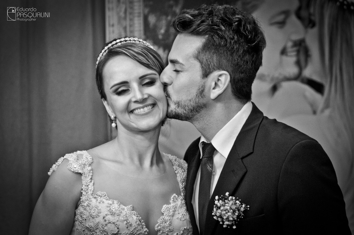 Irmão beijando sua irmã no dia do casamento. Fotografia de Eduardo Pasqualini, fotógrafo de casamentos e ensaios em Rio do Sul, Santa Catarina.