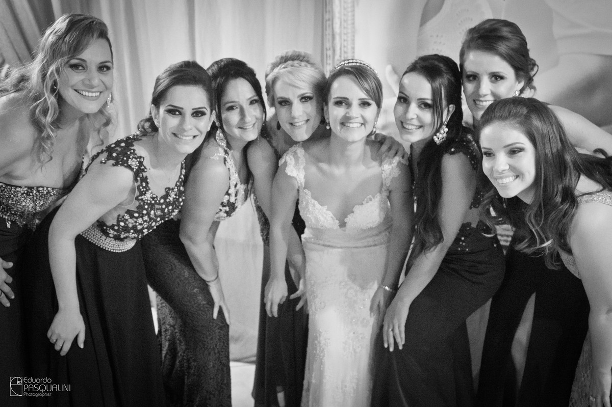 Noiva e madrinhas. Fotografia de Eduardo Pasqualini, fotógrafo de casamentos e ensaios em Rio do Sul, Santa Catarina.
