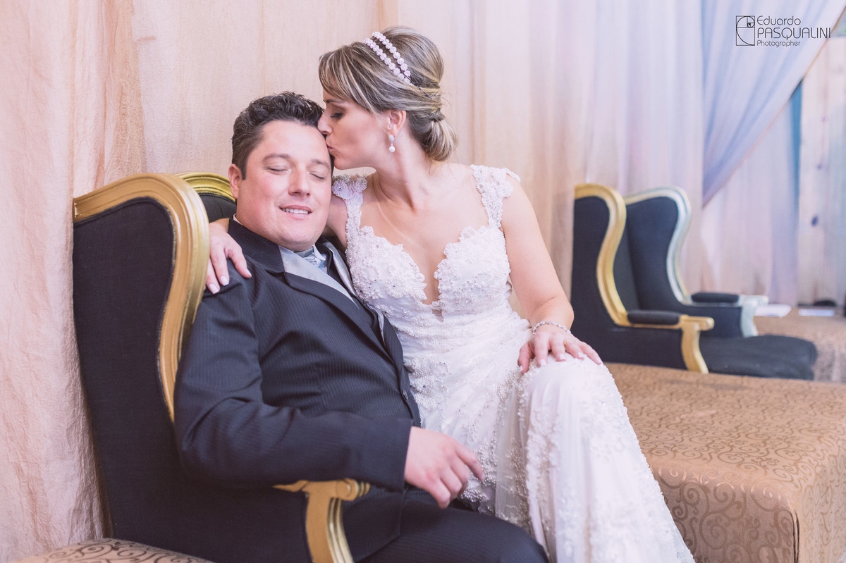 Momento de carinho entre noivo e noiva que beija a testa. Fotografia de Eduardo Pasqualini, fotógrafo de casamentos e ensaios em Rio do Sul, Santa Catarina.