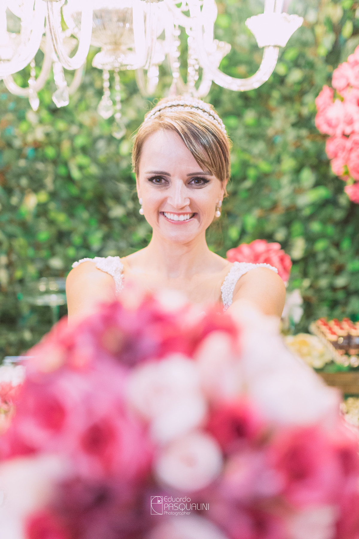 Oferecendo o buque, noiva feliz. Fotografia de Eduardo Pasqualini, fotógrafo de casamentos e ensaios em Rio do Sul, Santa Catarina.