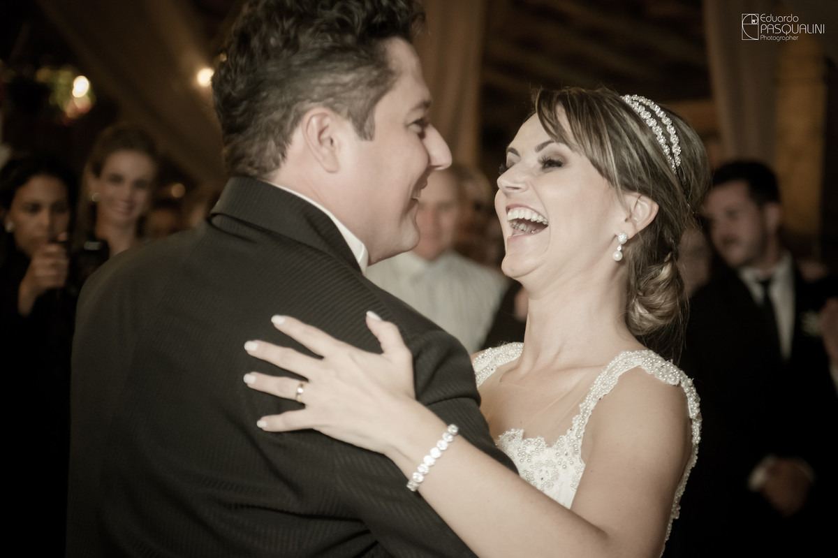Dançando e rindo com o noivo. Fotografia de Eduardo Pasqualini, fotógrafo de casamentos e ensaios em Rio do Sul, Santa Catarina.